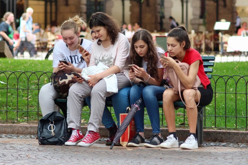 Pokrenuta peticija za zabranu mobitela i društvenih mreža za djecu u Italiji